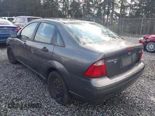2006 Ford Focus S z VIN 1FAFP34NX6W179320, wystawiony jako IAAI lot #41937794 z przebiegiem 211 961 mil mil oraz . Historia ofert i sprzedaży dostępna na DreamBid. Obrazek 3.