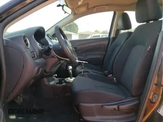 2018 Nissan Versa SV z VIN 3N1CN7AP3JL814489, wystawiony jako Copart lot #49841815 z przebiegiem 180 124 mil mil oraz Szkoda całkowita • Salvage title. Historia ofert i sprzedaży dostępna na DreamBid. Obrazek 7.