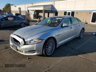 2015 Jaguar XJ Portfolio z VIN SAJWJ2GD6F8V81253, wystawiony jako Copart lot #76049684 z przebiegiem Nie podano mil oraz Szkoda całkowita • Salvage title. Historia ofert i sprzedaży dostępna na DreamBid. Obrazek 1.