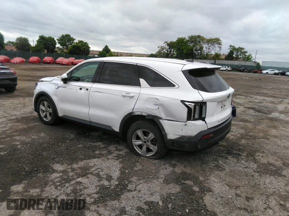 2021 Kia Sorento LX with VIN 5XYRG4LCXMG017520, listed as a IAAI auction lot 39440093 with 111,311 mi miles. Bid and sale history available at carsss.com. Image 3.