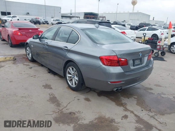 2016 BMW 5 Series 528i z VIN WBA5A5C59GG352743, wystawiony jako IAAI lot #41796478 z przebiegiem 81 844 mil mil oraz . Historia ofert i sprzedaży dostępna na DreamBid. Obrazek 3.
