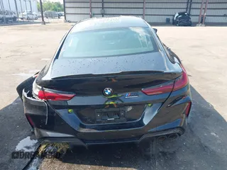 2022 BMW M8 Competition z VIN WBSGV0C09NCJ02570, wystawiony jako IAAI lot #42234609 z przebiegiem 63 712 mil mil oraz . Historia ofert i sprzedaży dostępna na DreamBid. Obrazek 16.