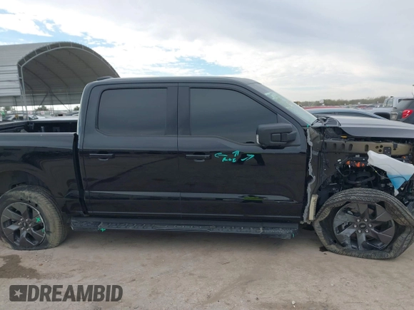 2023 Ford F-150 Lightning Pro z VIN 1FTVW1ELXPWG55836, wystawiony jako IAAI lot #41328873 z przebiegiem 6 742 mil mil oraz . Historia ofert i sprzedaży dostępna na DreamBid. Obrazek 14.