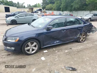 2013 Volkswagen Passat SE z VIN 1VWBP7A39DC051150, wystawiony jako Copart lot #58956445 z przebiegiem 183 469 mil mil oraz Czysty tytuł • Clean title. Historia ofert i sprzedaży dostępna na DreamBid. Obrazek 1.