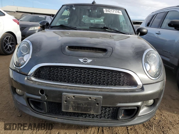 2011 MINI Convertible S z VIN WMWZP3C52BTX83901, wystawiony jako Copart lot #84217174 z przebiegiem 82 831 mil mil oraz Szkoda całkowita • Salvage title. Historia ofert i sprzedaży dostępna na DreamBid. Obrazek 5.