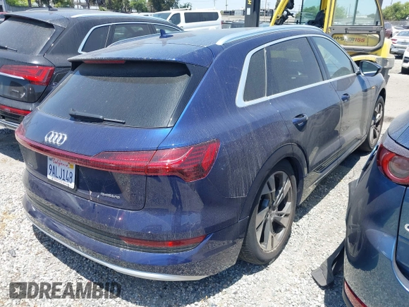 2022 Audi e-tron Premium z VIN WA1AAAGE4NB020119, wystawiony jako IAAI lot #41830433 z przebiegiem 27 591 mil mil oraz . Historia ofert i sprzedaży dostępna na DreamBid. Obrazek 4.