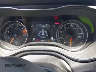 2020 Jeep Cherokee Latitude z VIN 1C4PJLCB6LD582449, wystawiony jako IAAI lot #42149389 z przebiegiem 121 499 mil mil oraz . Historia ofert i sprzedaży dostępna na DreamBid. Obrazek 7.