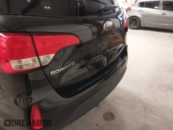 2014 Kia Sorento LX z VIN 5XYKT3A60EG479896, wystawiony jako IAAI lot #42360338 z przebiegiem 200 350 mil mil oraz . Historia ofert i sprzedaży dostępna na DreamBid. Obrazek 12.