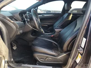 2017 Lincoln MKC Premiere z VIN 5LMCJ1C94HUL24284, wystawiony jako Copart lot #52895915 z przebiegiem 130 037 mil mil oraz Szkoda całkowita • Salvage title. Historia ofert i sprzedaży dostępna na DreamBid. Obrazek 7.
