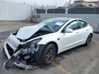 2021 Tesla Model 3 Standard Range Plus z VIN 5YJ3E1EA5MF941392, wystawiony jako IAAI lot #41888597 z przebiegiem 111 617 mil mil oraz . Historia ofert i sprzedaży dostępna na DreamBid. Obrazek 16.