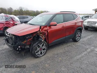 2021 Kia Seltos S z VIN KNDEUCA27M7141978, wystawiony jako IAAI lot #41971097 z przebiegiem 68 392 mil mil oraz . Historia ofert i sprzedaży dostępna na DreamBid. Obrazek 2.