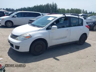 2007 Nissan Versa SL z VIN 3N1BC13E37L398804, wystawiony jako IAAI lot #42490240 z przebiegiem 185 597 mil mil oraz . Historia ofert i sprzedaży dostępna na DreamBid. Obrazek 2.
