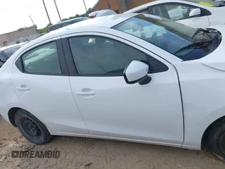 2019 Toyota Yaris L z VIN 3MYDLBYVXKY510466, wystawiony jako IAAI lot #42016585 z przebiegiem 66 671 mil mil oraz . Historia ofert i sprzedaży dostępna na DreamBid. Obrazek 13.