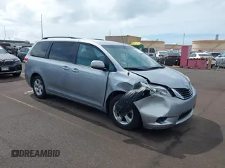 2014 Toyota Sienna LE AAS z VIN 5TDKK3DC0ES467867, wystawiony jako IAAI lot #42022676 z przebiegiem 99 959 mil mil oraz . Historia ofert i sprzedaży dostępna na DreamBid. Obrazek 1.