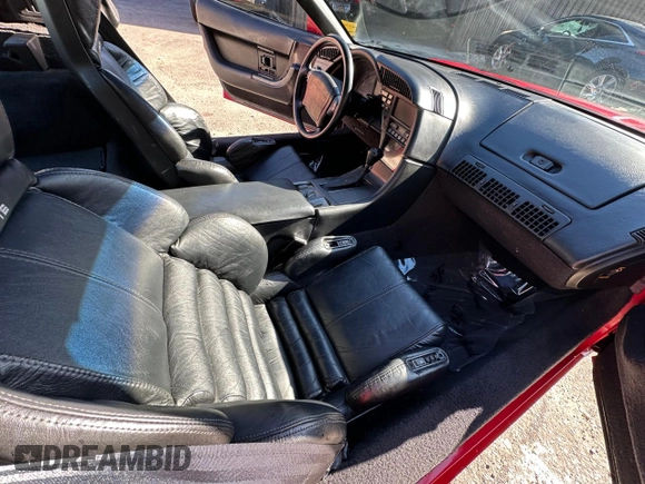 1990 Chevrolet Corvette z VIN 1G1YY2385L5119459, wystawiony jako Copart lot #46874565 z przebiegiem 51 537 mil mil oraz Czysty tytuł • Clean title. Historia ofert i sprzedaży dostępna na DreamBid. Obrazek 5.