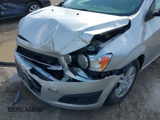 2014 Chevrolet Sonic LT с VIN 1G1JC5SH4E4152805, выставлен на аукционе IAAI как лот 41923555 с пробегом 180 068 миль миль и . История ставок и продаж доступна на DreamBid. Изображение 17.