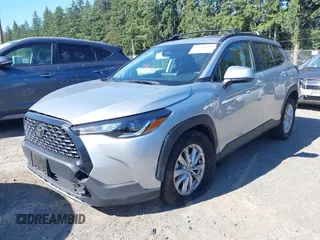 2023 Toyota Corolla Cross LE z VIN 7MUBAABG4PV062357, wystawiony jako IAAI lot #42616530 z przebiegiem 10 366 mil mil oraz . Historia ofert i sprzedaży dostępna na DreamBid. Obrazek 17.