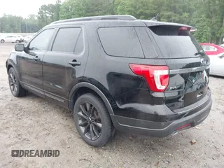 2018 Ford Explorer XLT z VIN 1FM5K7D87JGA56109, wystawiony jako IAAI lot #42423403 z przebiegiem 80 082 mil mil oraz . Historia ofert i sprzedaży dostępna na DreamBid. Obrazek 3.