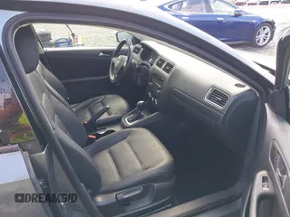 2011 Volkswagen Jetta SE z VIN 3VWDZ7AJXBM356668, wystawiony jako IAAI lot #42294221 z przebiegiem 199 605 mil mil oraz . Historia ofert i sprzedaży dostępna na DreamBid. Obrazek 5.