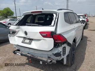 2024 Volkswagen Tiguan SE R-Line Black z VIN 3VVCB7AX5RM053896, wystawiony jako IAAI lot #41883670 z przebiegiem 11 239 mil mil oraz . Historia ofert i sprzedaży dostępna na DreamBid. Obrazek 4.