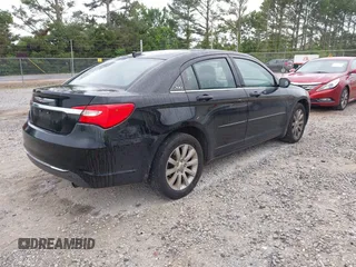 2013 Chrysler 200 Touring z VIN 1C3CCBBB2DN567418, wystawiony jako IAAI lot #42168860 z przebiegiem 173 104 mil mil oraz . Historia ofert i sprzedaży dostępna na DreamBid. Obrazek 4.