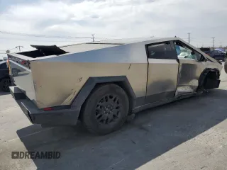 2024 Tesla Cybertruck z VIN 7G2CEHED4RA036923, wystawiony jako Copart lot #51940765 z przebiegiem 7 393 mil mil oraz Szkoda całkowita • Salvage title. Historia ofert i sprzedaży dostępna na DreamBid. Obrazek 3.