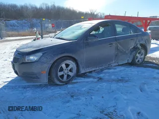 2014 Chevrolet Cruze 1LT z VIN 1G1PC5SB0E7419345, wystawiony jako IAAI lot #41412379 z przebiegiem 114 282 mil mil oraz . Historia ofert i sprzedaży dostępna na DreamBid. Obrazek 17.