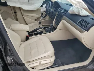 2017 Volkswagen Passat SE z VIN 1VWBT7A39HC030560, wystawiony jako Copart lot #55443585 z przebiegiem 125 397 mil mil oraz Szkoda całkowita • Salvage title. Historia ofert i sprzedaży dostępna na DreamBid. Obrazek 7.