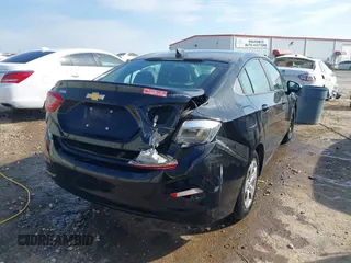 2017 Chevrolet Cruze LS z VIN 1G1BC5SM3H7117757, wystawiony jako IAAI lot #41870272 z przebiegiem 138 949 mil mil oraz . Historia ofert i sprzedaży dostępna na DreamBid. Obrazek 4.