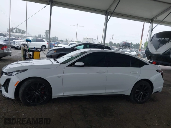 2021 Cadillac CT5 Sport z VIN 1G6DU5RK9M0117981, wystawiony jako IAAI lot #42021432 z przebiegiem 67 363 mil mil oraz . Historia ofert i sprzedaży dostępna na DreamBid. Obrazek 14.