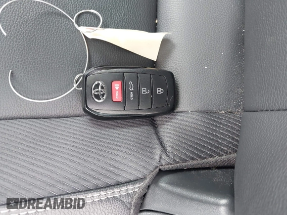 2025 Toyota Camry LE z VIN 4T1DBADK7SU513802, wystawiony jako IAAI lot #42259217 z przebiegiem 27 379 mil mil oraz . Historia ofert i sprzedaży dostępna na DreamBid. Obrazek 11.