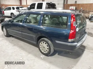 2002 Volvo V70 with VIN YV1SW61R721181578, listed as a IAAI auction lot 41620282 with 260,803 mi miles. Bid and sale history available at carsss.com. Image 3.