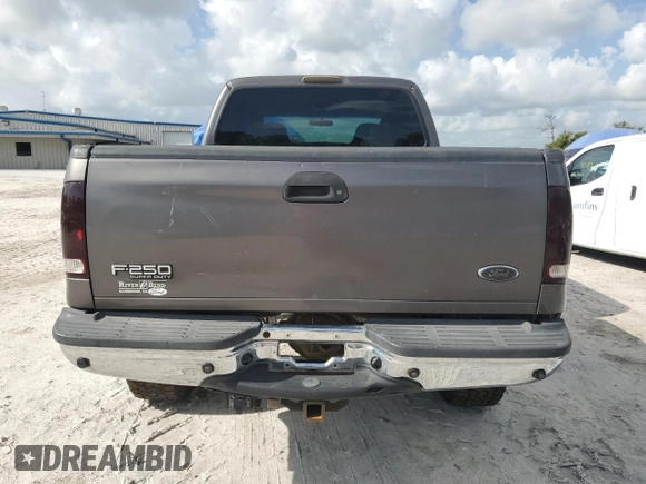 2004 Ford F-250 XL z VIN 1FTNW21P34EB19195, wystawiony jako Copart lot #60455925 z przebiegiem 317 608 mil mil oraz Szkoda całkowita • Salvage title. Historia ofert i sprzedaży dostępna na DreamBid. Obrazek 6.