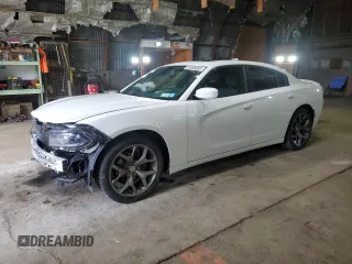 2015 Dodge Charger SXT z VIN 2C3CDXHG1FH826893, wystawiony jako Copart lot #53608655 z przebiegiem 65 888 mil mil oraz Szkody całkowita. Historia ofert i sprzedaży dostępna na DreamBid. Obrazek 1.