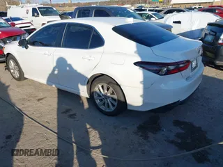 2024 Toyota Camry LE z VIN 4T1R11AK6RU888622, wystawiony jako IAAI lot #41102520 z przebiegiem 12 717 mil mil oraz . Historia ofert i sprzedaży dostępna na DreamBid. Obrazek 3.