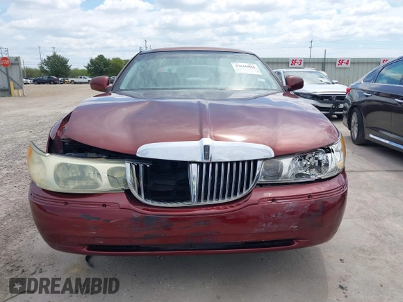 2002 Lincoln Town Car Cartier z VIN 1LNHM83W52Y626407, wystawiony jako IAAI lot #37616886 z przebiegiem 100 272 mil mil oraz . Historia ofert i sprzedaży dostępna na DreamBid. Obrazek 12.