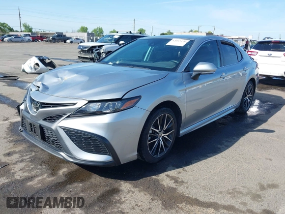 2022 Toyota Camry SE z VIN 4T1G11AK3NU638448, wystawiony jako IAAI lot #42087578 z przebiegiem 58 529 mil mil oraz . Historia ofert i sprzedaży dostępna na DreamBid. Obrazek 2.