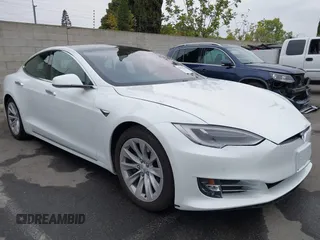 2018 Tesla Model S 75D z VIN 5YJSA1E23JF239843, wystawiony jako IAAI lot #42095430 z przebiegiem 38 766 mil mil oraz . Historia ofert i sprzedaży dostępna na DreamBid. Obrazek 1.