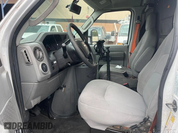 2010 Ford Econoline Cargo Commercial z VIN 1FTNE1EW2ADA90952, wystawiony jako IAAI lot #42350318 z przebiegiem 189 908 mil mil oraz . Historia ofert i sprzedaży dostępna na DreamBid. Obrazek 1.