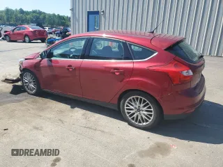 2014 Ford Focus Titanium z VIN 1FADP3N29EL409568, wystawiony jako Copart lot #62295345 z przebiegiem 53 401 mil mil oraz Szkoda całkowita • Salvage title. Historia ofert i sprzedaży dostępna na DreamBid. Obrazek 2.