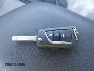 2023 Toyota Camry SE z VIN 4T1G11AKXPU153288, wystawiony jako IAAI lot #41816589 z przebiegiem 33 708 mil mil oraz . Historia ofert i sprzedaży dostępna na DreamBid. Obrazek 11.