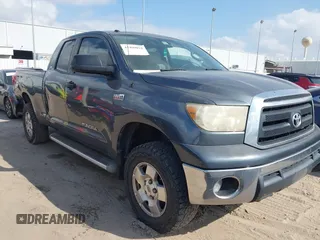 2010 Toyota Tundra z VIN 5TFUW5F13AX138105, wystawiony jako IAAI lot #41499018 z przebiegiem 295 414 mil mil oraz . Historia ofert i sprzedaży dostępna na DreamBid. Obrazek 1.