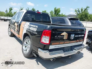 2022 Ram 1500 Big Horn z VIN 1C6RREBT9NN464360, wystawiony jako IAAI lot #42172422 z przebiegiem 29 450 mil mil oraz . Historia ofert i sprzedaży dostępna na DreamBid. Obrazek 3.