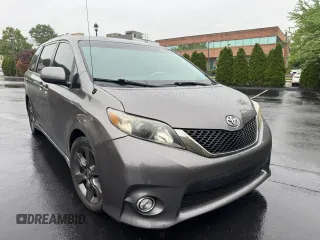 2012 Toyota Sienna SE z VIN 5TDXK3DC5CS181936, wystawiony jako Copart lot #58632215 z przebiegiem 115 295 mil mil oraz Czysty tytuł • Clean title. Historia ofert i sprzedaży dostępna na DreamBid. Obrazek 4.