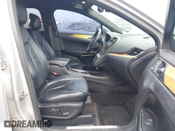 2015 Lincoln MKC z VIN 5LMCJ1A95FUJ20349, wystawiony jako IAAI lot #41695129 z przebiegiem 140 878 mil mil oraz . Historia ofert i sprzedaży dostępna na DreamBid. Obrazek 5.
