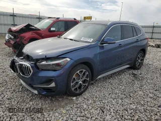 2021 BMW X1 xDrive28i z VIN WBXJG9C09M5T16797, wystawiony jako Copart lot #49322375 z przebiegiem 51 240 mil mil oraz Szkoda całkowita • Salvage title. Historia ofert i sprzedaży dostępna na DreamBid. Obrazek 1.
