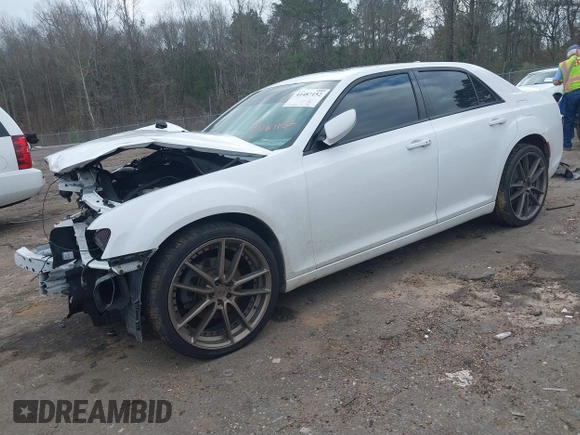 2016 Chrysler 300 S z VIN 2C3CCAGG5GH270347, wystawiony jako IAAI lot #41487152 z przebiegiem 104 041 mil mil oraz . Historia ofert i sprzedaży dostępna na DreamBid. Obrazek 19.