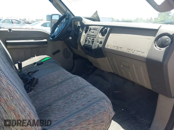 2010 Ford F-250 XL z VIN 1FTSX2B55AEA08754, wystawiony jako IAAI lot #42438103 z przebiegiem 573 535 mil mil oraz . Historia ofert i sprzedaży dostępna na DreamBid. Obrazek 5.