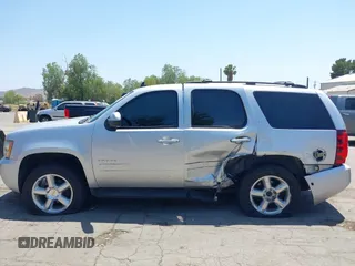 2012 Chevrolet Tahoe LT z VIN 1GNSCBE06CR255554, wystawiony jako IAAI lot #42544690 z przebiegiem 136 070 mil mil oraz . Historia ofert i sprzedaży dostępna na DreamBid. Obrazek 14.