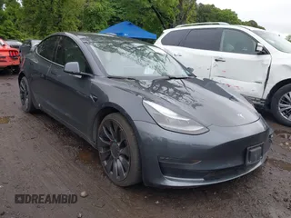2021 Tesla Model 3 Performance z VIN 5YJ3E1EC3MF056187, wystawiony jako IAAI lot #42372230 z przebiegiem 56 679 mil mil oraz . Historia ofert i sprzedaży dostępna na DreamBid. Obrazek 1.